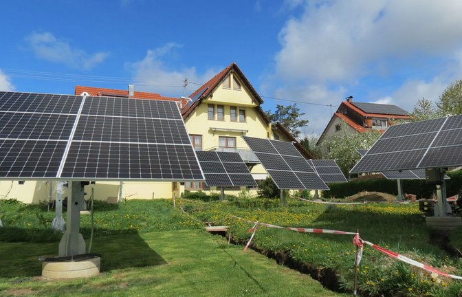 Hier wurden Tatsachen geschaffen: die Suntracker im Garten der beiden Mietshäuser in Gomaringen.<span class='image-autor'>Foto: Judith A. Sägesser</span>