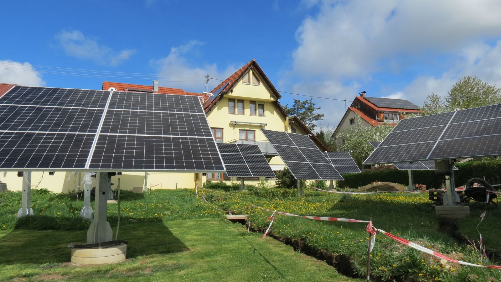Hier wurden Tatsachen geschaffen: die Suntracker im Garten der beiden Mietshäuser in Gomaringen.Foto: Judith A. Sägesser Hier wurden Tatsachen geschaffen: die Suntracker im Garten der beiden Mietshäuser in Gomaringen.Foto: Judith A. Sägesser