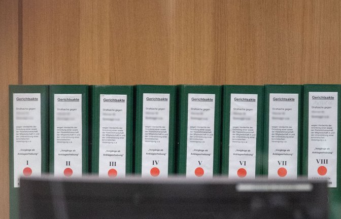 Ordner stehen zu Beginn des Prozesses gegen die rechtsterroristische Vereinigung „Gruppe S.“ in einem Saal im Oberlandesgericht Stuttgart-Stammheim.<span class='image-autor'>Foto: dpa</span>