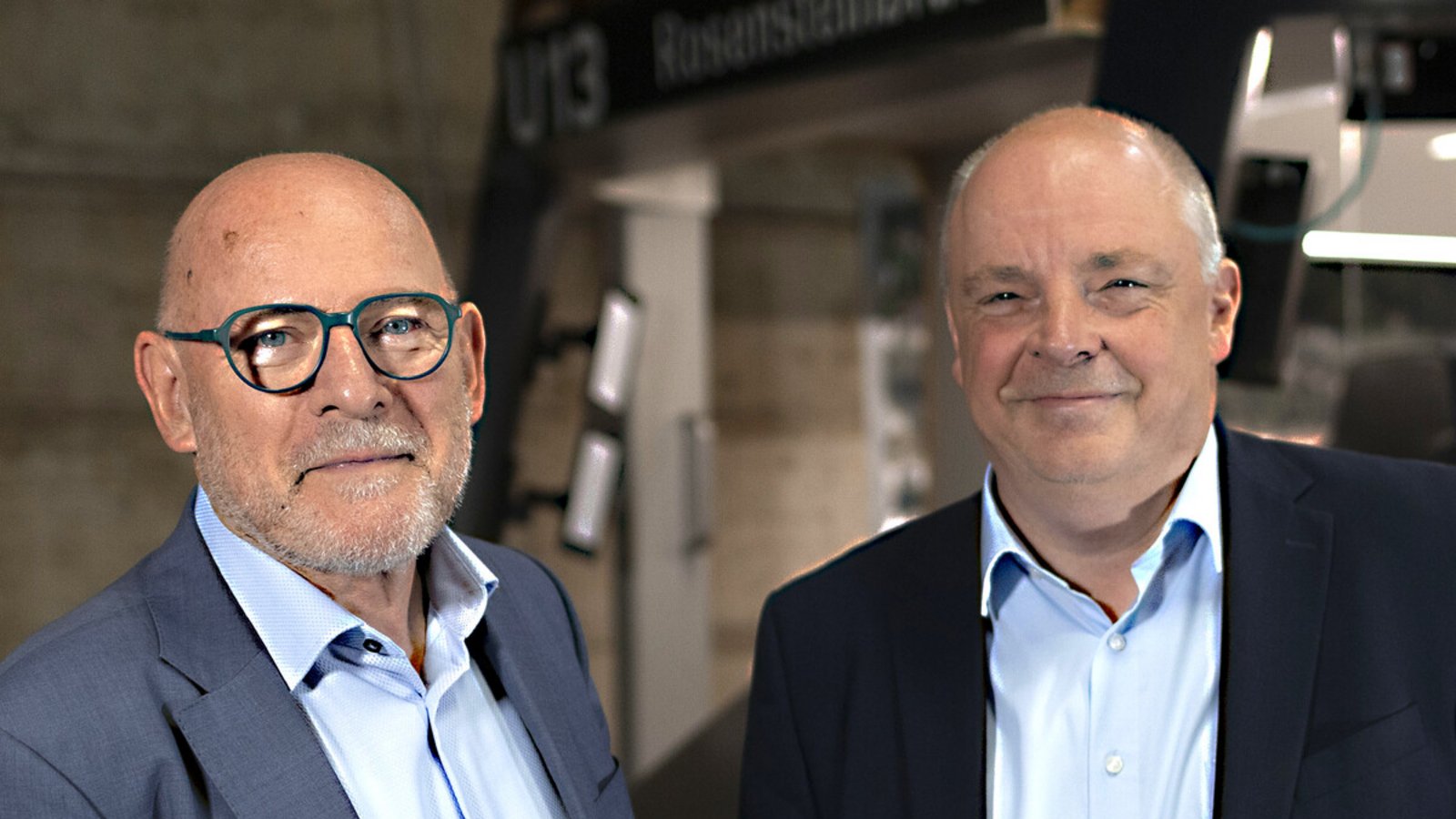 Schriftliche Zusage: Verkehrsminister Winfried Hermann (links) übergibt symbolisch die Fördermittel an SSB-Vorstand Thomas Moser.Foto: Lichtgut/Leif Piechowski Schriftliche Zusage: Verkehrsminister Winfried Hermann (links) übergibt symbolisch die Fördermittel an SSB-Vorstand Thomas Moser.Foto: Lichtgut/Leif Piechowski