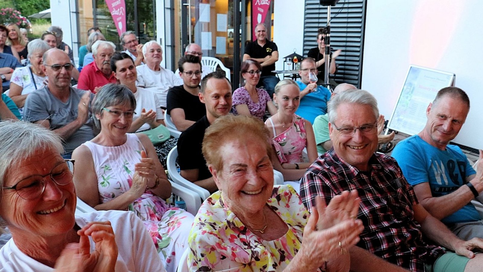 Jubilarin Ursula Schäfer-Lenz (vorne Mitte) freut sich mit ihrer Familie über die gelungene Geburtstagsüberraschung.