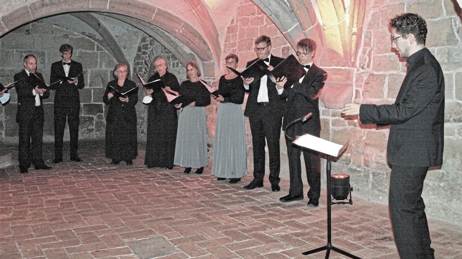 Jeder der Räume in den alten Klostermauern beschert den Zuhörern ein einmaliges Klangerlebnis. Hier am Pult Benjamin Hartmann. Fotos: Filitz Jeder der Räume in den alten Klostermauern beschert den Zuhörern ein einmaliges Klangerlebnis. Hier am Pult Benjamin Hartmann. Fotos: Filitz