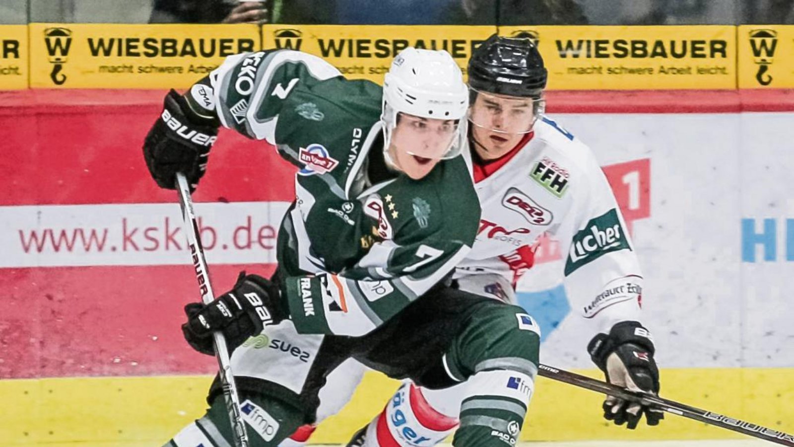 Bietigheims Max Lukes (links) setzt sich gegen Juuso Rajala vom EC Bad Nauheim durch. Foto: Simecek