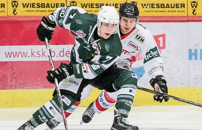 Bietigheims Max Lukes (links) setzt sich gegen Juuso Rajala vom EC Bad Nauheim durch. Foto: Simecek