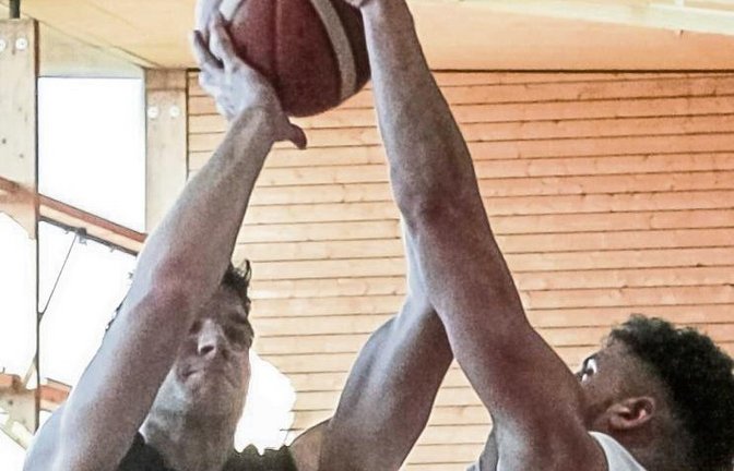 In der Landesliga-Relegation der Männer zieht Lennard Schurr (links) gegen Usame Suud vom SV Fellbach. In der NBBL-Qualifikation trägt der Sachsenheimer selbst das SVF-Trikot. Foto: Simecek