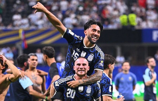 Obenauf bei der WM: Nicolas Gonzalez feiert mit Alexis Mac Allister (unten) den Sieg gegen England im WM-Halbfinale.<span class='image-autor'>Tom Weller/dpa</span>