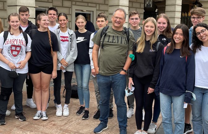 Auf die Arbeit folgt das Vergnügen. Mit ihrem betreuenden Fachlehrer Helmut Dinkel ging es per Bahn nach Rust, wo die Zehntklässlerinnen und Zehntklässler des Ökonomieprofils ausgiebig ihren Erfolg feierten. <span class='image-autor'>Foto: LSG</span>