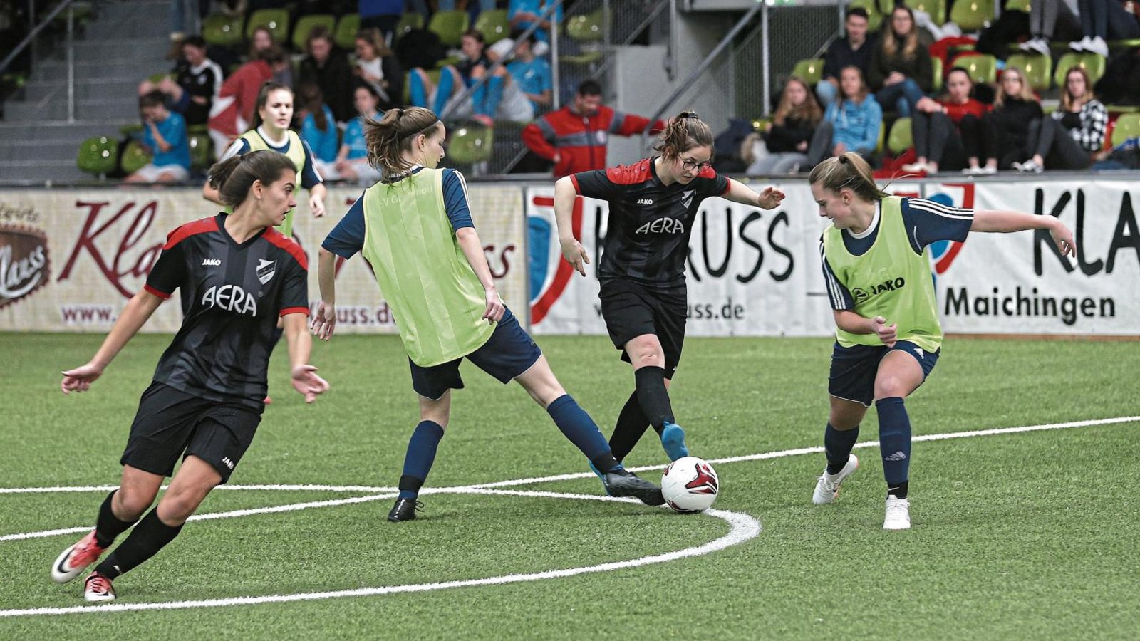 Gegen den TSV Grafenau hat Anna Winkler (am Ball) noch mitgespielt. Sie musste verletzt vom Feld, kurz bevor Kerstin Englert das 1:0 schoss, das den Einzug ins Achtelfinale bedeutete. Foto: Küppers