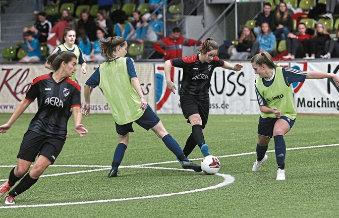 Gegen den TSV Grafenau hat Anna Winkler (am Ball) noch mitgespielt. Sie musste verletzt vom Feld, kurz bevor Kerstin Englert das 1:0 schoss, das den Einzug ins Achtelfinale bedeutete. Foto: Küppers