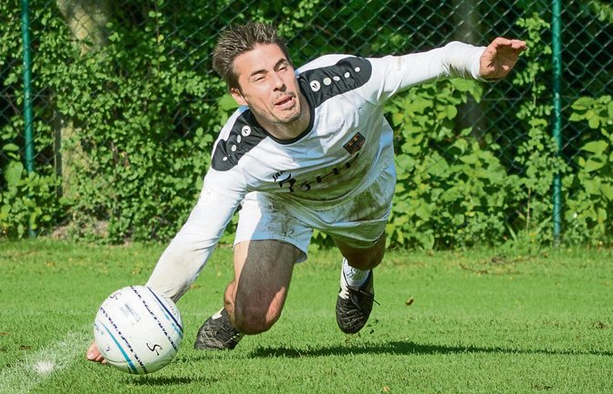 Überzeugt mit seiner Übersicht, seinem Stellungsspiel und seiner Technik: Michael Marx wird als ausgebildeter Schlagmann in der Nationalmannschaft hauptsächlich als Abwehrspieler eingesetzt. Fotos: DFBL