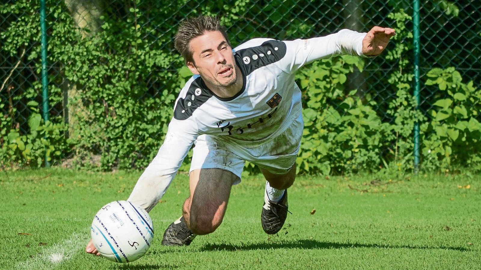 Überzeugt mit seiner Übersicht, seinem Stellungsspiel und seiner Technik: Michael Marx wird als ausgebildeter Schlagmann in der Nationalmannschaft hauptsächlich als Abwehrspieler eingesetzt. Fotos: DFBL Überzeugt mit seiner Übersicht, seinem Stellungsspiel und seiner Technik: Michael Marx wird als ausgebildeter Schlagmann in der Nationalmannschaft hauptsächlich als Abwehrspieler eingesetzt. Fotos: DFBL