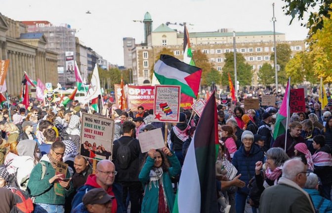 Zahlreiche Menschen demonstrierten am Samstag unter dem Motto «Free the Ulm 5» in der Stuttgarter Innenstadt.<span class='image-autor'>Enrique Kaczor/dpa</span>