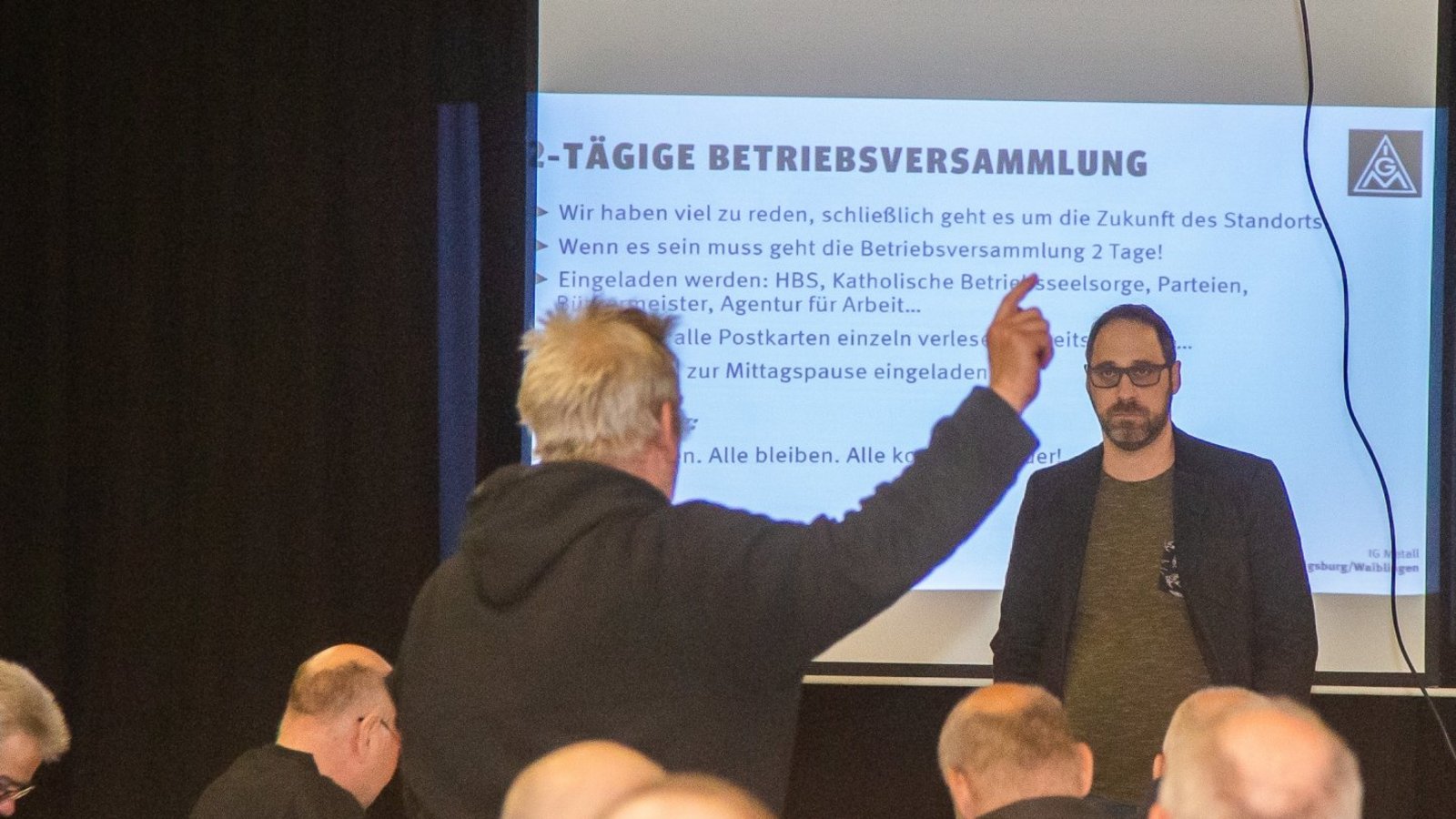Bei der Betriebsversammlung bei Feintool am Samstag ist Markus Linnow von der IG Metall Ludwigsburg im Gespräch mit der Belegschaft aus Sachsenheim. Foto: Oliver Bürkle Bei der Betriebsversammlung bei Feintool am Samstag ist Markus Linnow von der IG Metall Ludwigsburg im Gespräch mit der Belegschaft aus Sachsenheim. Foto: Oliver Bürkle