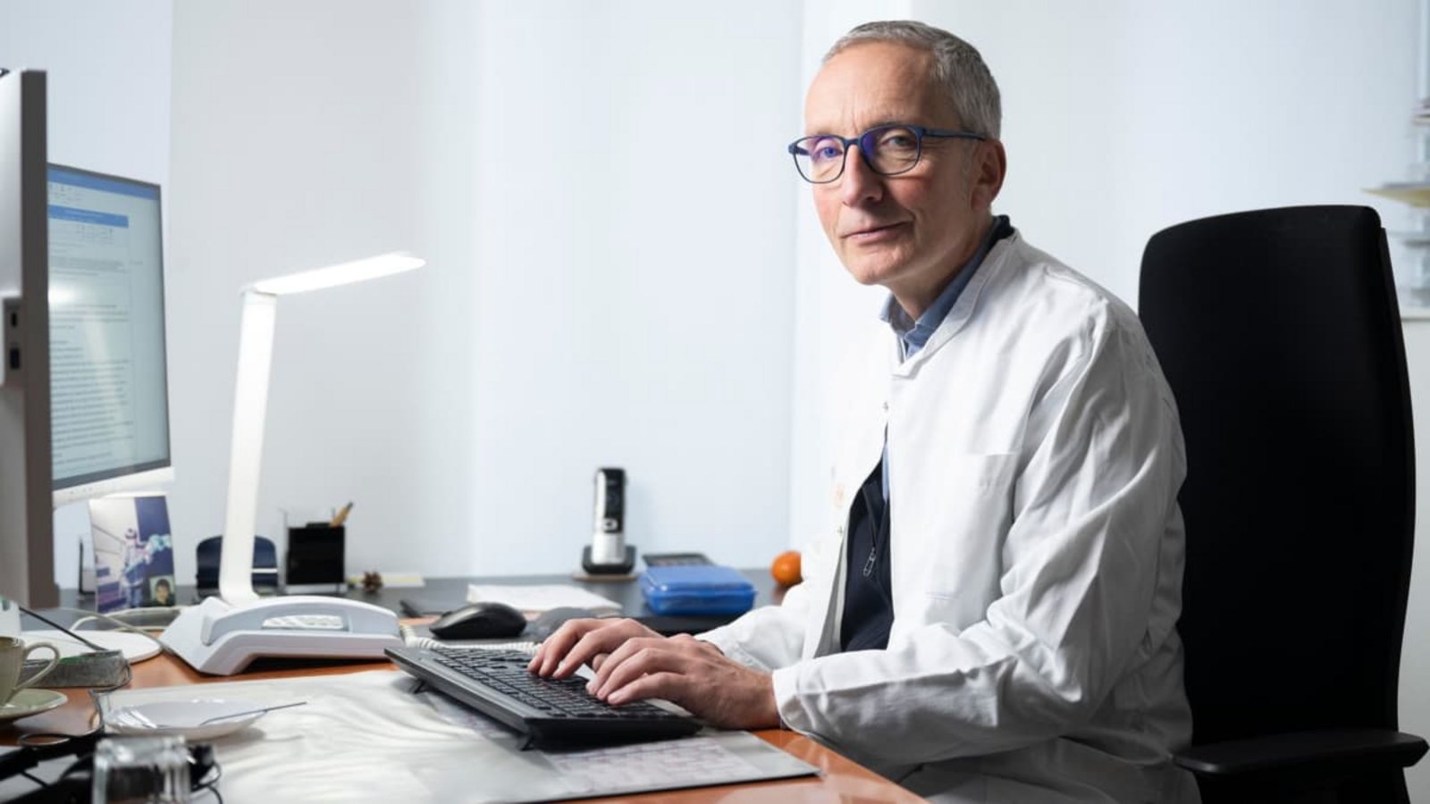 Fürchtet weitere Impf-Verunsicherung: Reinhard Berner, Vorsitzender der Ständigen Impfkommission (Stiko), in seinem Büro im Universitätsklinikum Carl Gustav Carus in Dresden.Sebastian Kahnert/dpa Fürchtet weitere Impf-Verunsicherung: Reinhard Berner, Vorsitzender der Ständigen Impfkommission (Stiko), in seinem Büro im Universitätsklinikum Carl Gustav Carus in Dresden.Sebastian Kahnert/dpa