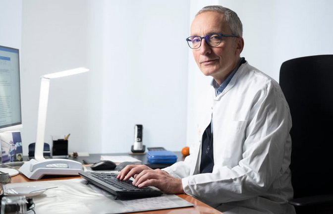 Fürchtet weitere Impf-Verunsicherung: Reinhard Berner, Vorsitzender der Ständigen Impfkommission (Stiko), in seinem Büro im Universitätsklinikum Carl Gustav Carus in Dresden.<span class='image-autor'>Sebastian Kahnert/dpa</span>