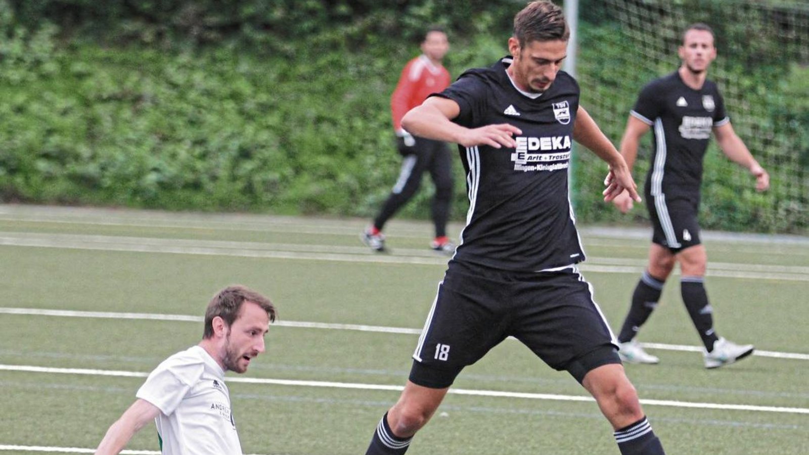 Marcel Boch (rechts), hier von Christian Leuser attackiert, erzielt den Treffer zum 1:0 für die Kleinglattbacher. Foto: Nachreiner Marcel Boch (rechts), hier von Christian Leuser attackiert, erzielt den Treffer zum 1:0 für die Kleinglattbacher. Foto: Nachreiner