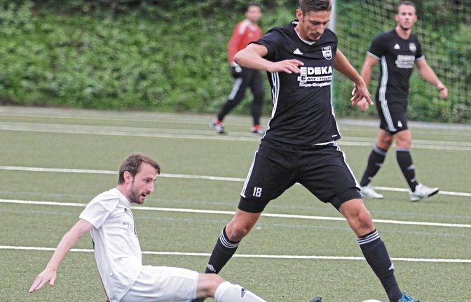 Marcel Boch (rechts), hier von Christian Leuser attackiert, erzielt den Treffer zum 1:0 für die Kleinglattbacher. Foto: Nachreiner