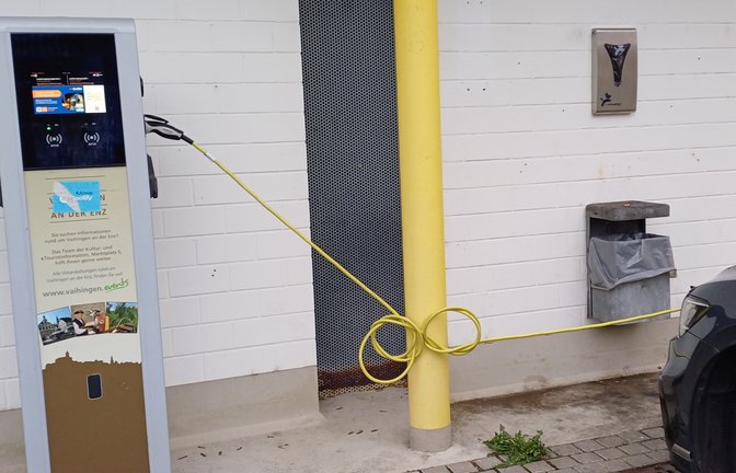 Komisch, immer sind diese Ladekabel so kurz. Gesehen in Vaihingen. <span class='image-autor'>Foto: Rücker</span>