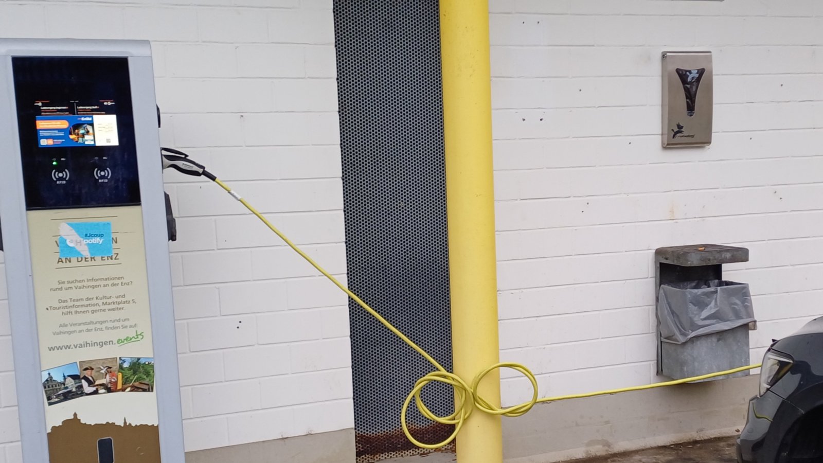 Komisch, immer sind diese Ladekabel so kurz. Gesehen in Vaihingen. Foto: Rücker