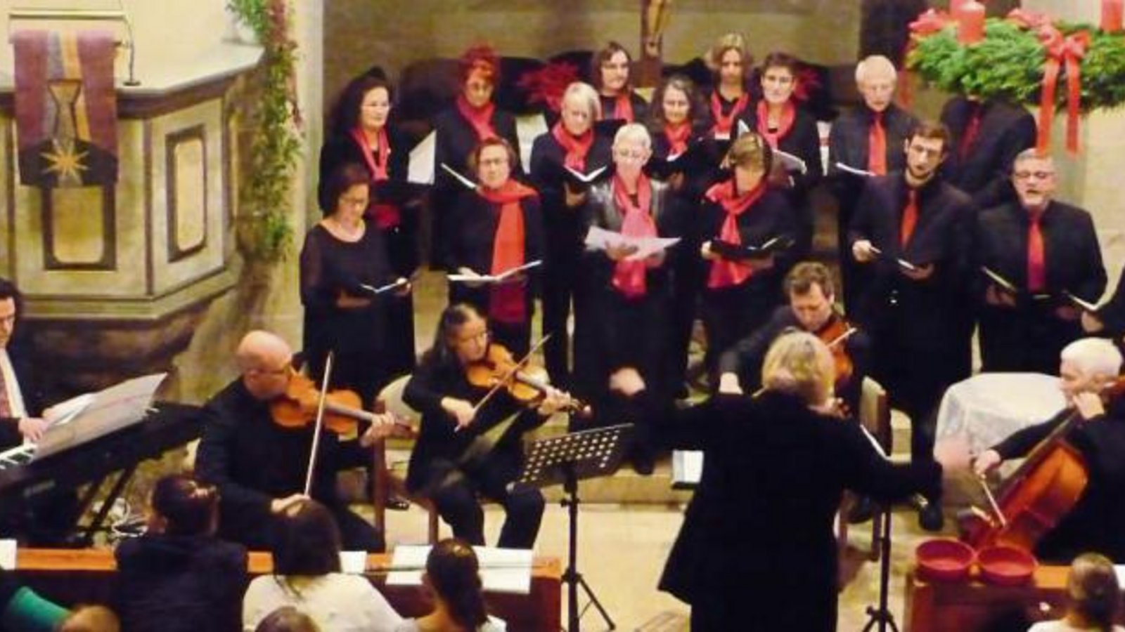 Festlicher Anblick: Chor und Orchester zeigen in der evangelischen Kirche ihr Können. Foto: p Festlicher Anblick: Chor und Orchester zeigen in der evangelischen Kirche ihr Können. Foto: p