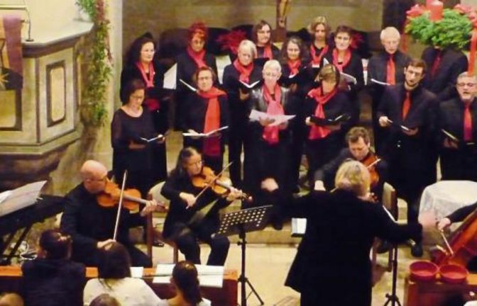 Festlicher Anblick: Chor und Orchester zeigen in der evangelischen Kirche ihr Können. Foto: p