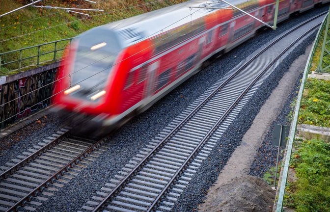 In Deutschland fahren Regional-, Fern- und Güterzüge über ein Netz. In den vergangenen Jahren wurde das Netz immer voller. Auch das ist ein Problem, weshalb es so viel Unpünktlichkeit gibt.<span class='image-autor'>Jens Büttner/Deutsche Presse-Agentur GmbH/dpa</span>