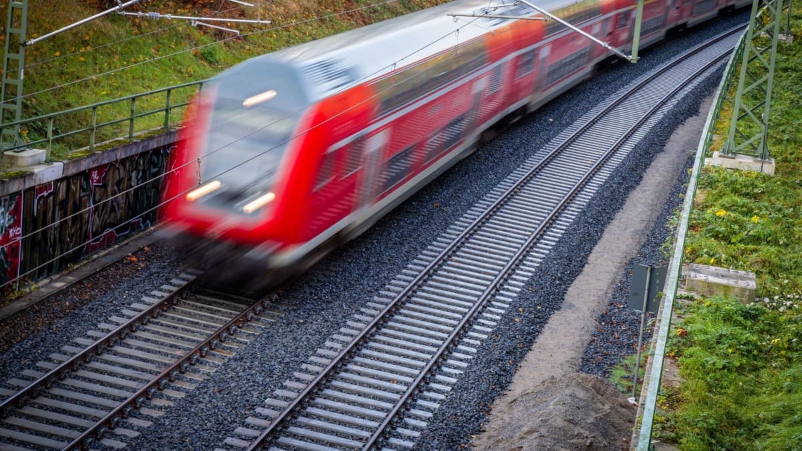 In Deutschland fahren Regional-, Fern- und Güterzüge über ein Netz. In den vergangenen Jahren wurde das Netz immer voller. Auch das ist ein Problem, weshalb es so viel Unpünktlichkeit gibt.Jens Büttner/Deutsche Presse-Agentur GmbH/dpa In Deutschland fahren Regional-, Fern- und Güterzüge über ein Netz. In den vergangenen Jahren wurde das Netz immer voller. Auch das ist ein Problem, weshalb es so viel Unpünktlichkeit gibt.Jens Büttner/Deutsche Presse-Agentur GmbH/dpa