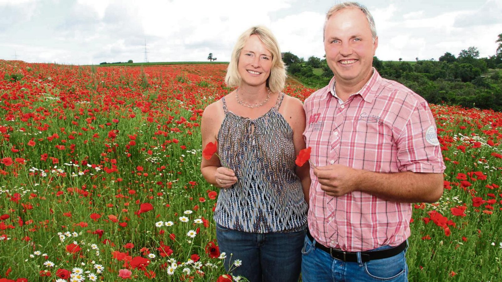 Seit dem vergangenen Jahr pflanzen Rüdiger und Regina Beck auf ihren Feldern nicht nur Mais oder Gerste, sondern auch Klatschmohn und andere Wildpflanzen an. Fotos: Banholzer Seit dem vergangenen Jahr pflanzen Rüdiger und Regina Beck auf ihren Feldern nicht nur Mais oder Gerste, sondern auch Klatschmohn und andere Wildpflanzen an. Fotos: Banholzer