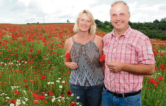 Seit dem vergangenen Jahr pflanzen Rüdiger und Regina Beck auf ihren Feldern nicht nur Mais oder Gerste, sondern auch Klatschmohn und andere Wildpflanzen an.  Fotos: Banholzer