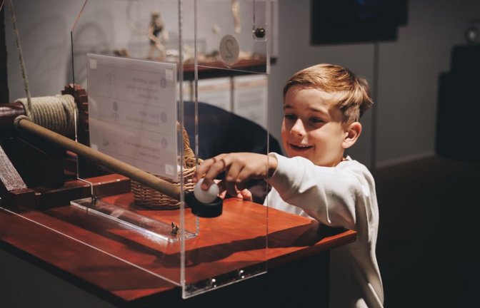 Ausprobieren, was Leonardo da Vinci ertüftelte: das Modell einer Archimedischen Schraube zur Aufwärtsbeförderung von Wasser an schwer zugänglichen Stellen.<span class='image-autor'>Hochschule Bielefeld HSBI</span>