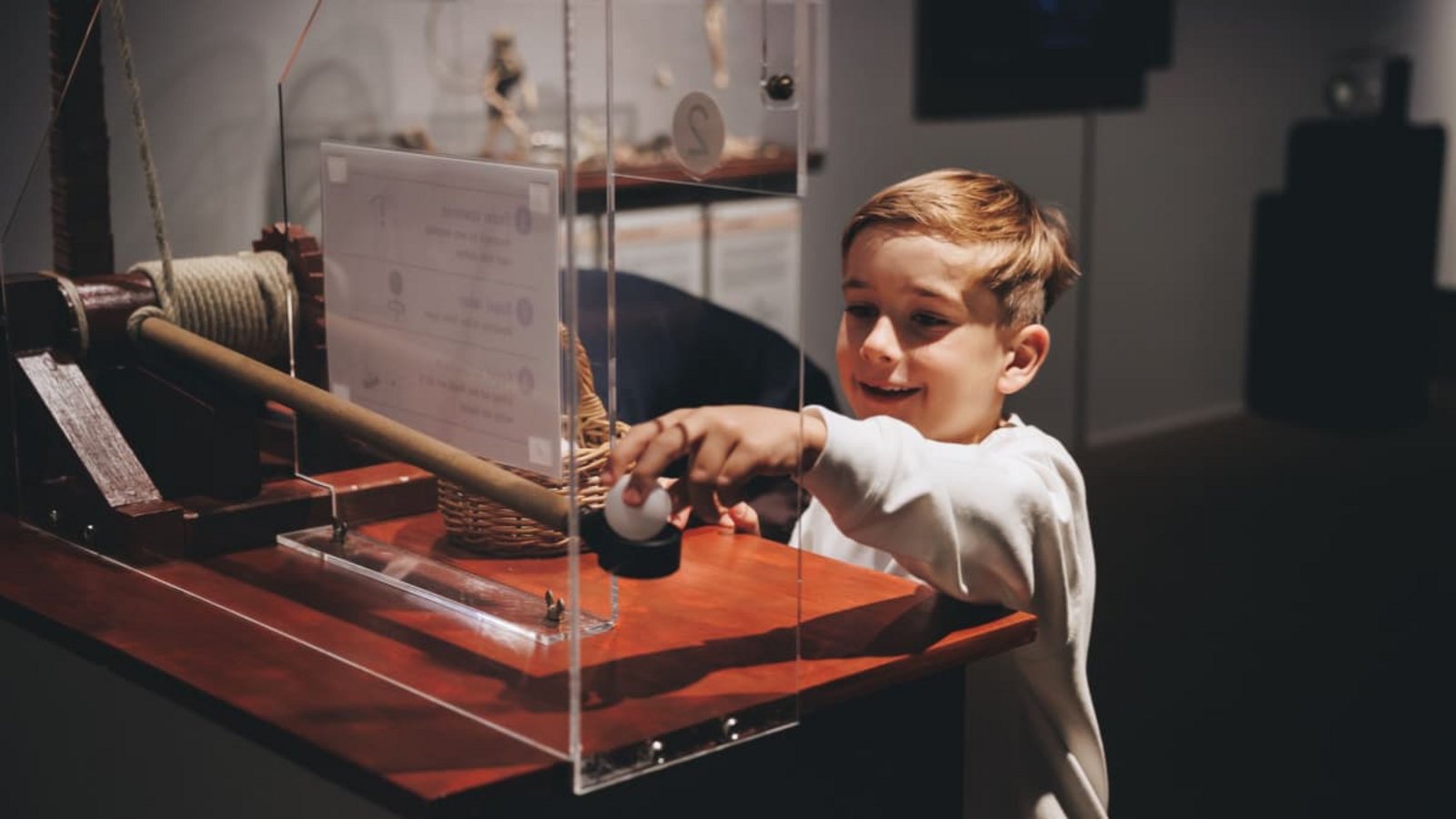 Ausprobieren, was Leonardo da Vinci ertüftelte: das Modell einer Archimedischen Schraube zur Aufwärtsbeförderung von Wasser an schwer zugänglichen Stellen.Hochschule Bielefeld HSBI Ausprobieren, was Leonardo da Vinci ertüftelte: das Modell einer Archimedischen Schraube zur Aufwärtsbeförderung von Wasser an schwer zugänglichen Stellen.Hochschule Bielefeld HSBI
