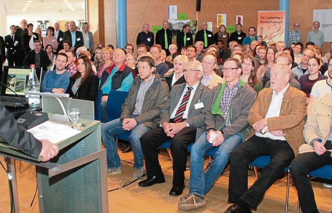 Bürgermeister Horst Fiedler stellt sich beim gut besuchten Neubürgerempfang der Stadt Sachsenheim als „erster Diener der Stadt“ vor. Foto: Arning