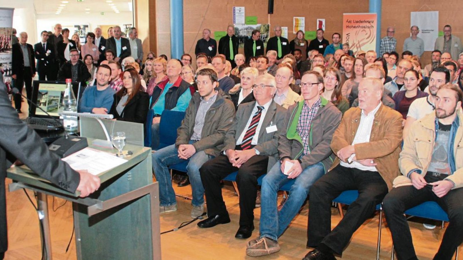 Bürgermeister Horst Fiedler stellt sich beim gut besuchten Neubürgerempfang der Stadt Sachsenheim als „erster Diener der Stadt“ vor. Foto: Arning Bürgermeister Horst Fiedler stellt sich beim gut besuchten Neubürgerempfang der Stadt Sachsenheim als „erster Diener der Stadt“ vor. Foto: Arning