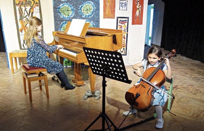 Viel Applaus gab es für Cellistin Maria und ihre Schwester Henrietta am Klavier.  Foto: p