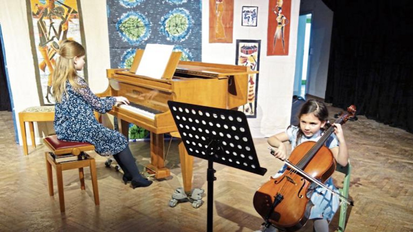 Viel Applaus gab es für Cellistin Maria und ihre Schwester Henrietta am Klavier.  Foto: p