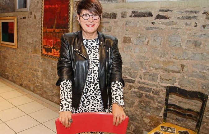 Die Stuhlskulpturen von Helga Aichele sind frabenfroh wie ihre Bilder. Foto: Rieger