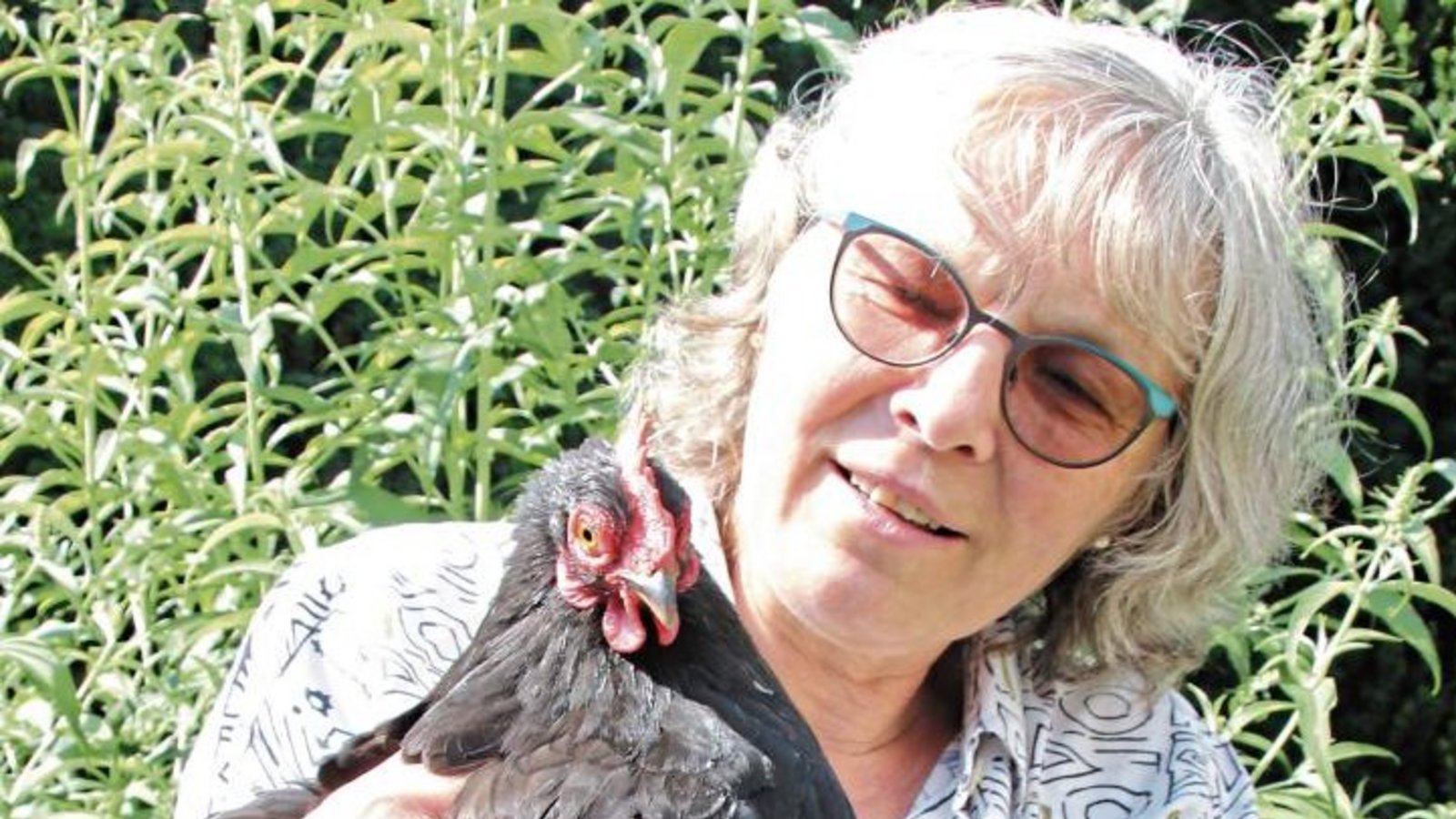 Blackie hat Ingeborg Pauli ganz besonders ins Herz geschlossen. Fotos: Banholzer Blackie hat Ingeborg Pauli ganz besonders ins Herz geschlossen. Fotos: Banholzer