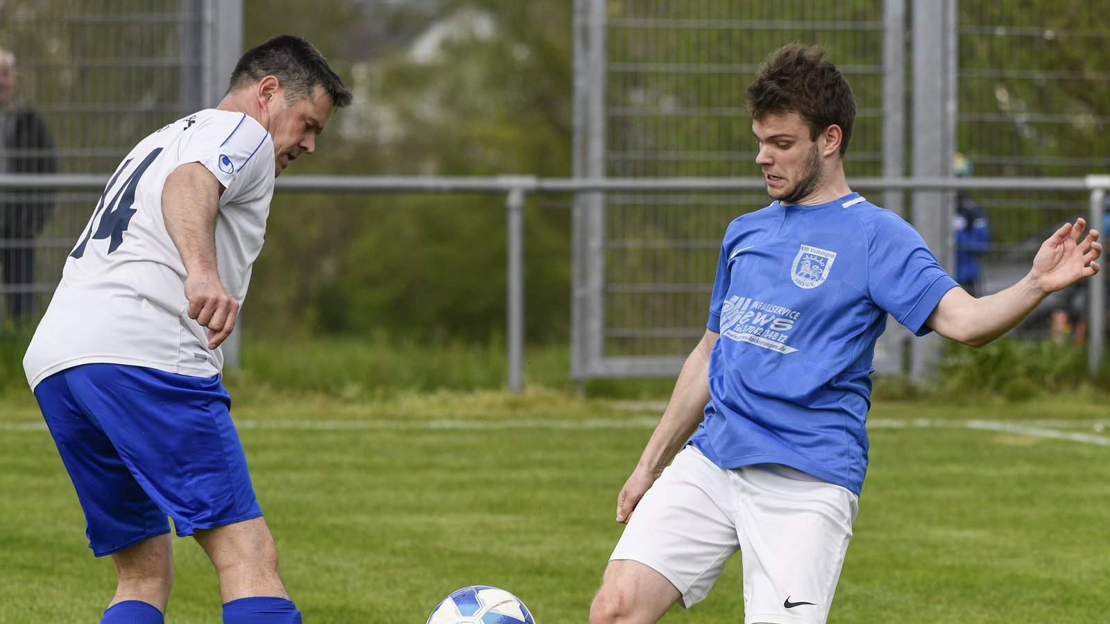 Julian Lienerth (rechts) hier im Zweikampf mit dem Gündelbacher Andreas Brett, möchte mit dem VfB Vaihingen Spitzenreiter bleiben. Foto: Leitner Julian Lienerth (rechts) hier im Zweikampf mit dem Gündelbacher Andreas Brett, möchte mit dem VfB Vaihingen Spitzenreiter bleiben. Foto: Leitner