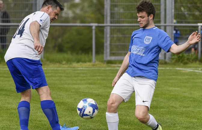 Julian Lienerth (rechts) hier im Zweikampf mit dem Gündelbacher Andreas Brett, möchte mit dem VfB Vaihingen Spitzenreiter bleiben. <span class='image-autor'>Foto: Leitner</span>