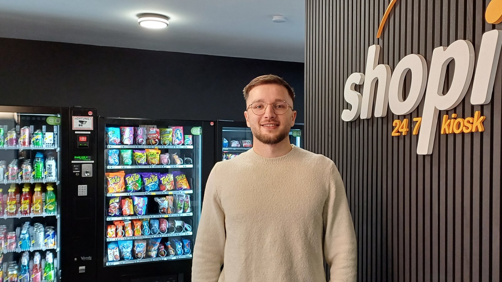 Der Enzweihinger Michael Margic in seinem 24-Stunden-Kiosk am Vaihinger Marktplatz. Fotos: Rücker Der Enzweihinger Michael Margic in seinem 24-Stunden-Kiosk am Vaihinger Marktplatz. Fotos: Rücker