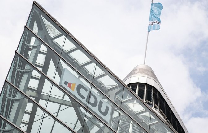 Die CDU-Bundesgeschäftsstelle im Konrad Adenauer Haus in Berlin-Tiergarten. Unionsfraktionschef Spahn ist angesichts der Debatte um seine Elternschaft mit Hilfe einer Leihmutter in den USA zurückgetreten. (zu dpa: «Nach Spahn-Rücktritt berät die CDU-Spitze»)<span class='image-autor'>Fabian Sommer/dpa</span>
