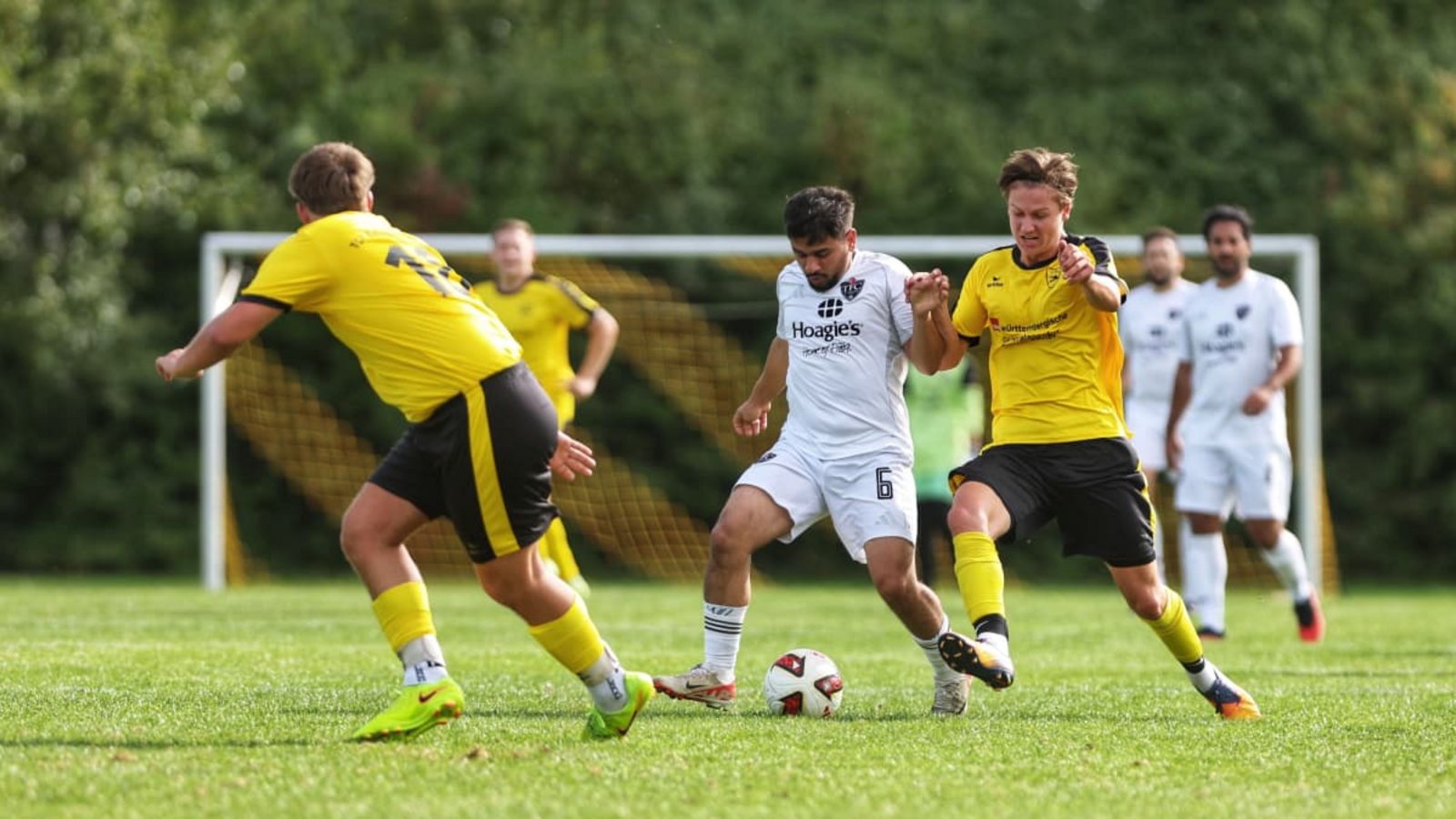 Baltmannsweilers Raphael Müller versucht, dem TFC-Spieler Omar Srour den Ball im Mittelfeld abzunehmen.Carsten Riedl Baltmannsweilers Raphael Müller versucht, dem TFC-Spieler Omar Srour den Ball im Mittelfeld abzunehmen.Carsten Riedl