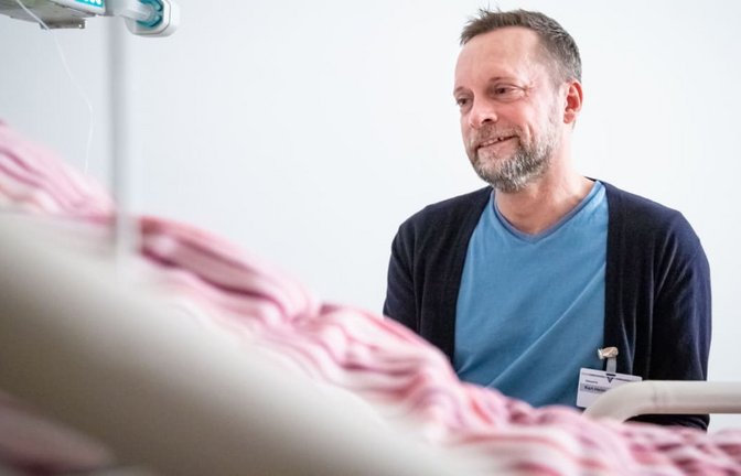 Charlie Brändle am Bett von Dr. B. Nicht immer verläuft die Sitzwache so ruhig wie in dieser Nacht.<span class='image-autor'>Lichtgut/Julian Rettig</span>