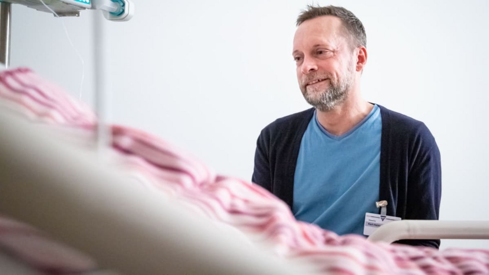 Charlie Brändle am Bett von Dr. B. Nicht immer verläuft die Sitzwache so ruhig wie in dieser Nacht.Lichtgut/Julian Rettig