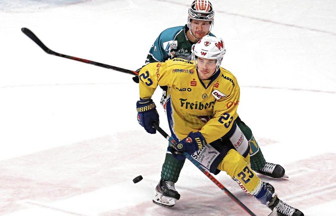 So wie hier Rene Schoofs (hinten) auf Füchse-Spieler Thomas Reichel waren die Steelers am Wochenende oft nicht am Zug. Foto: Baumann