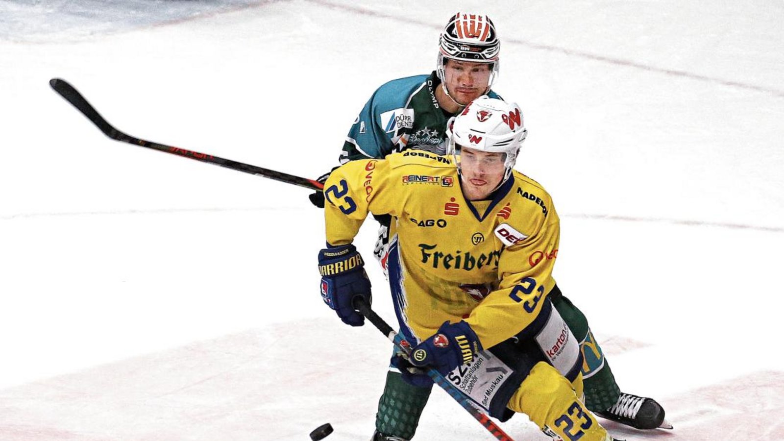 So wie hier Rene Schoofs (hinten) auf Füchse-Spieler Thomas Reichel waren die Steelers am Wochenende oft nicht am Zug. Foto: Baumann So wie hier Rene Schoofs (hinten) auf Füchse-Spieler Thomas Reichel waren die Steelers am Wochenende oft nicht am Zug. Foto: Baumann