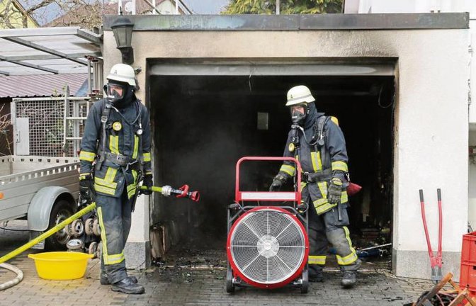 In dieser Garage brach das folgenschwere Feuer aus. Fotos: Bögel