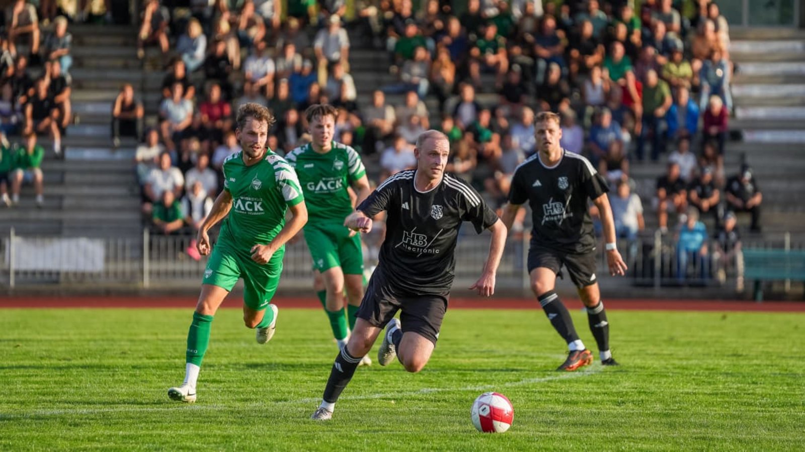 Beachtliche Kulisse beim Gäuderby: Das offizielle Eröffnungsspiel der Saison zwischen dem VfL Herrenberg (in Grün) und dem SV Deckenpfronn (in Schwarz) lockte einige Zuschauer an.Eibner/Daniele La Rocca