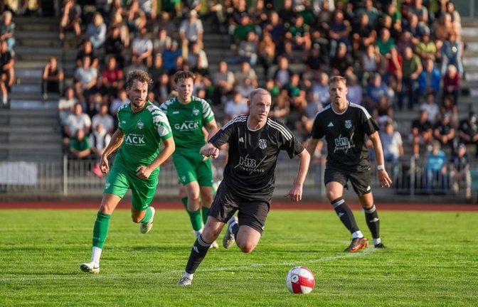Beachtliche Kulisse beim Gäuderby: Das offizielle Eröffnungsspiel der Saison zwischen dem VfL Herrenberg (in Grün) und dem SV Deckenpfronn (in Schwarz) lockte einige Zuschauer an.<span class='image-autor'>Eibner/Daniele La Rocca</span>