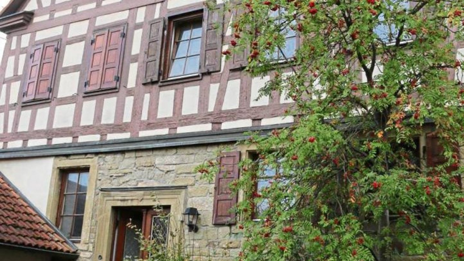 Die Gemeinde Eberdingen möchte das alte Pfarrhaus behutsam sanieren.  Foto: Bögel
